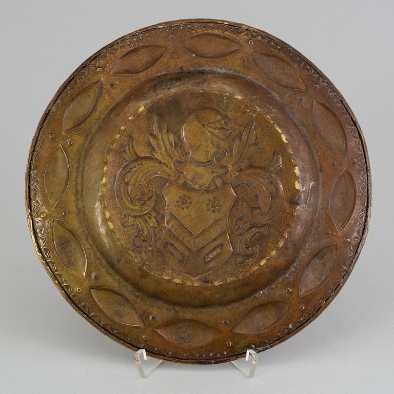 A BRASS DISH, 18th/19th century.