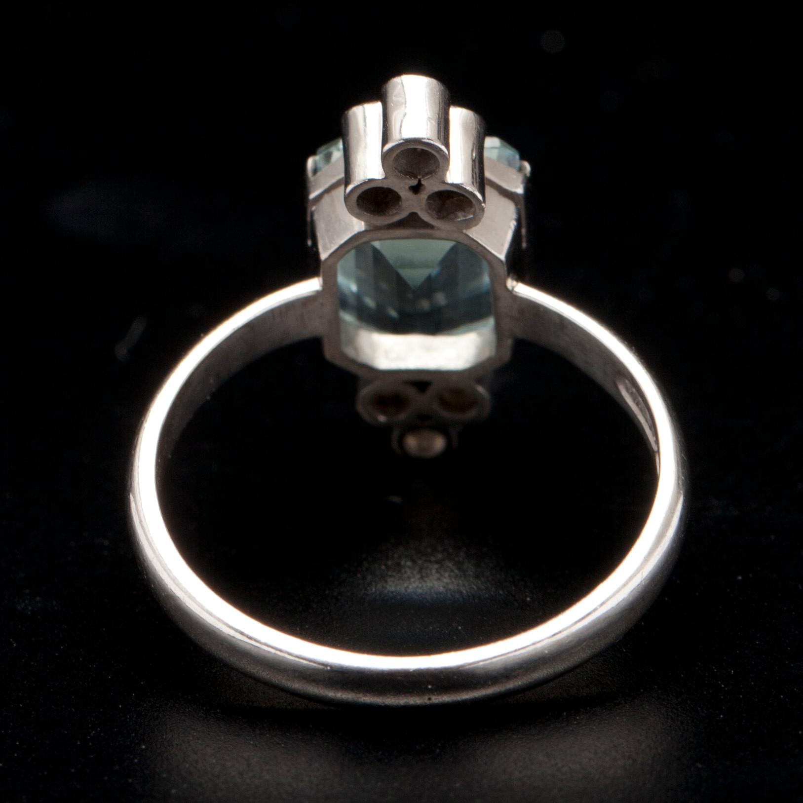 RING, vitguld 14K, trappslipade akvamariner, 6 briljantslipade diamanter. Mauno Valkeinen, Helsingfors 2003.