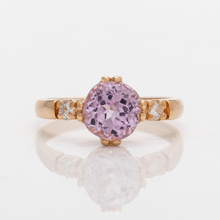 Sormus, 18K kultaa, kunziitti ja timantteja.