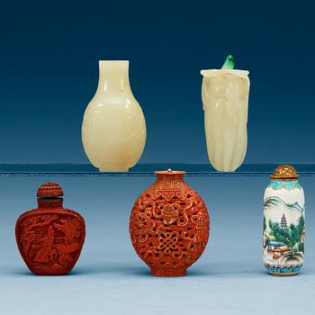 1574. SNUSFLASKOR, fem stycken, lack, nefrit, porslin och emalj på koppar. Qing dynastin samt tidigt 1900-tal.