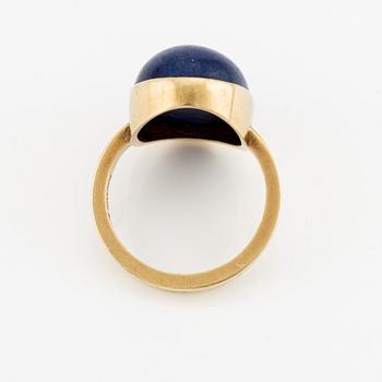 Wiwen Nilsson, an 18K gold ring with cabochon-cut lapis lazuli, Lund 1952.