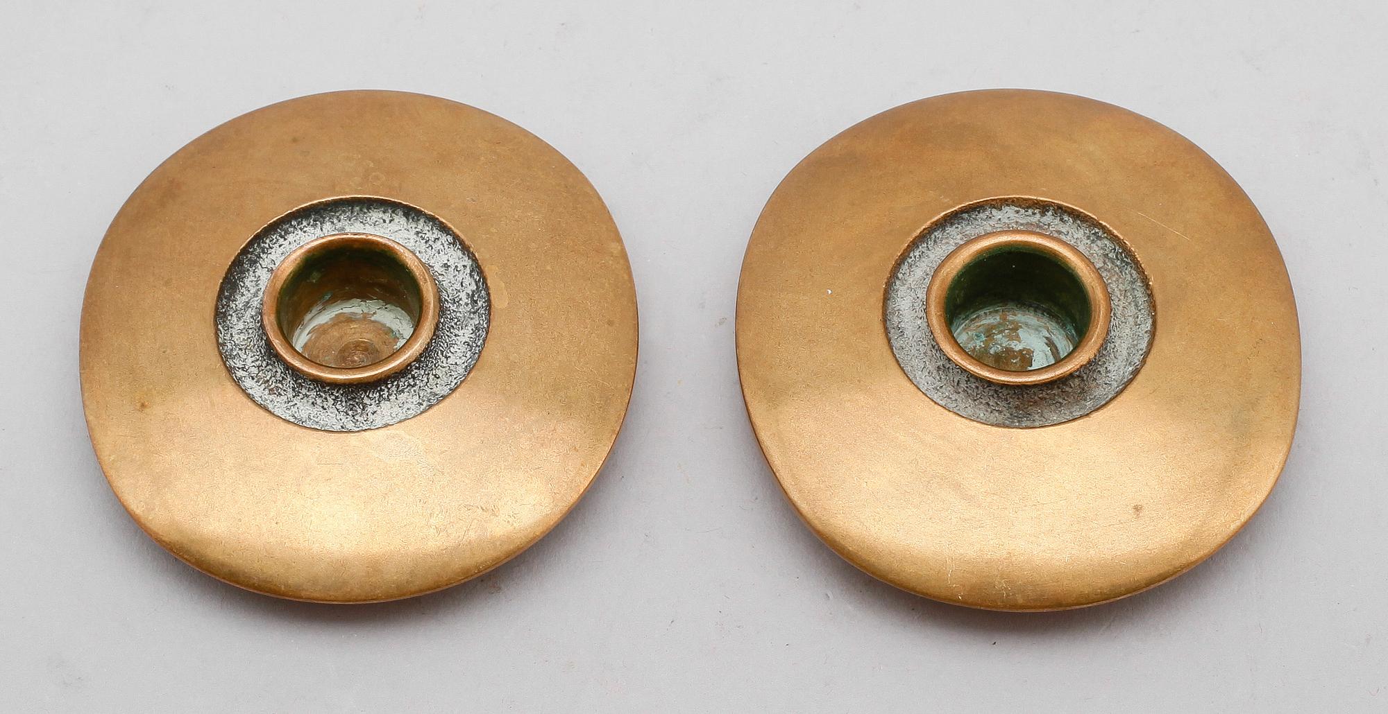 LJUSSTAKAR, 1 par, brons, Bertel Gardberg, Boda, Finland.