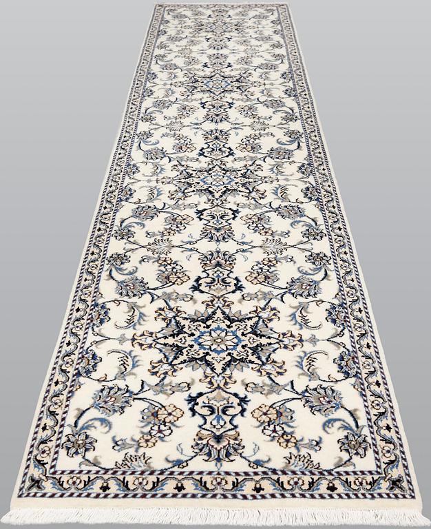 A Nain runner, ca 386 x 82 cm.