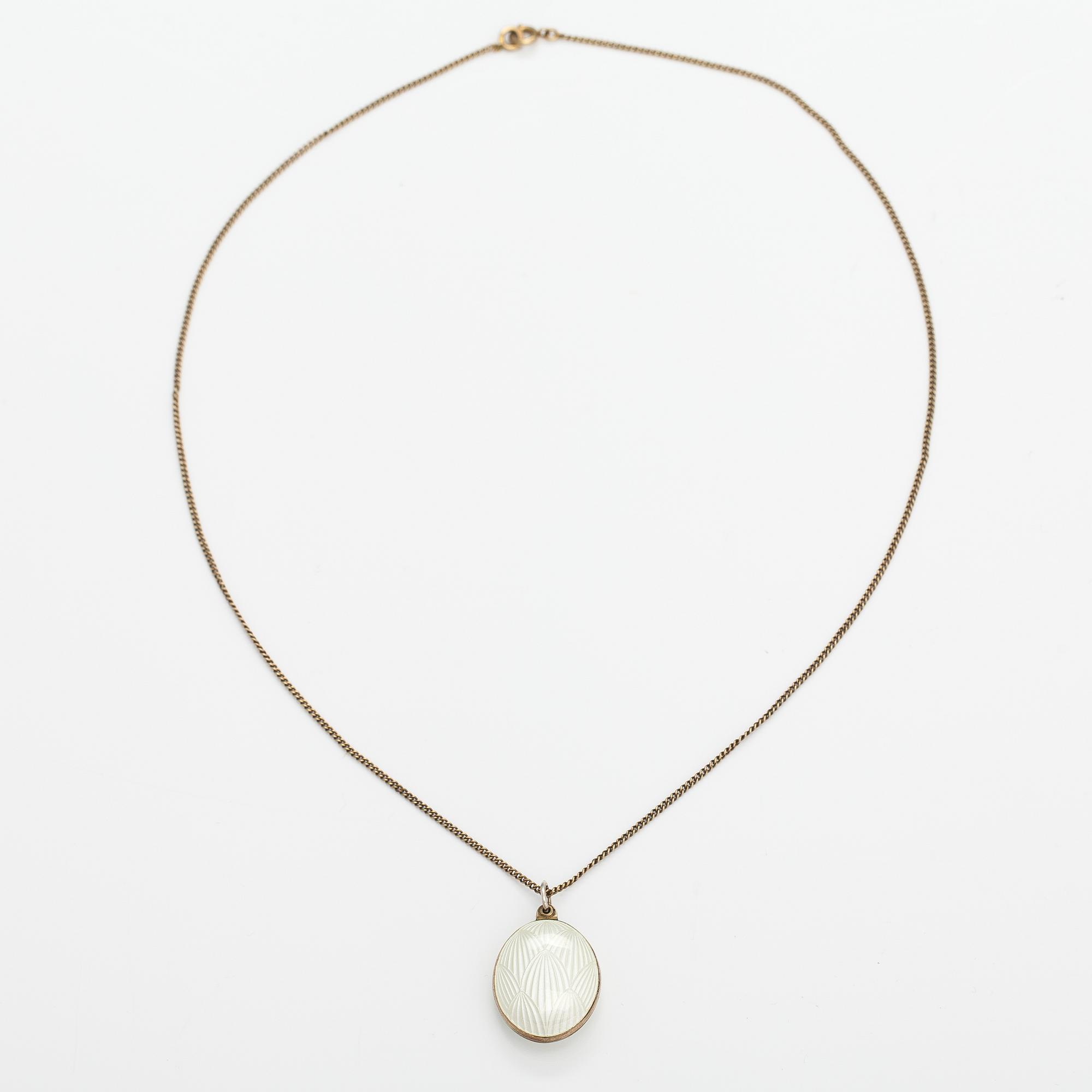 A gilded sterling silver necklace with a enameled locket. Tillander, Helsinki 1970's.