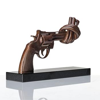 Carl Fredrik Reuterswärd, "Non-Violence Knotted Gun".