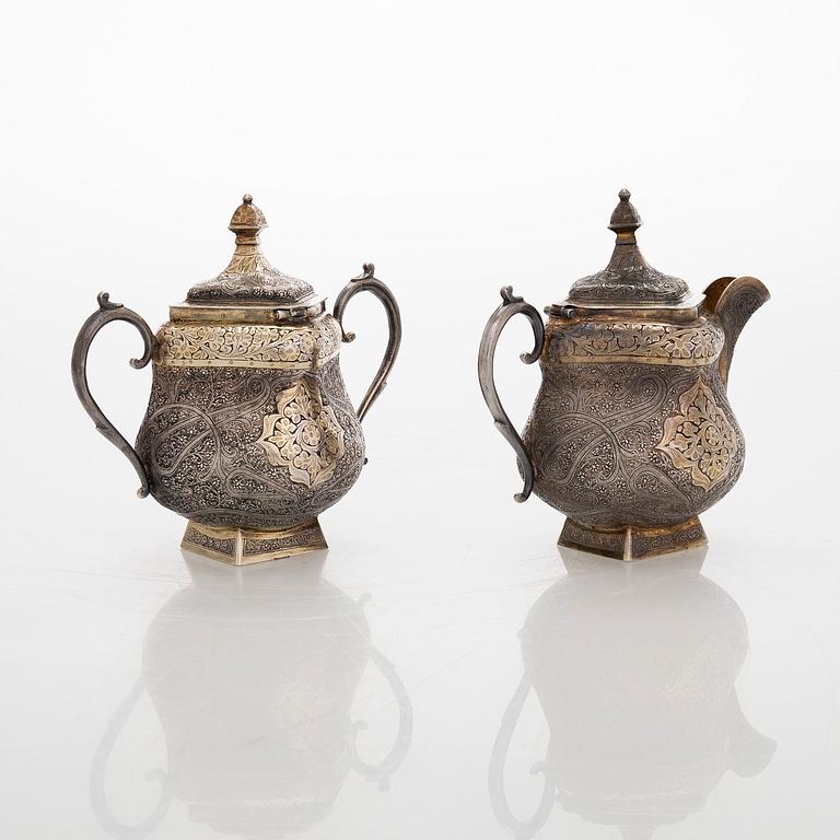 Teekalusto, 3 osaa, hopeaa, osittain kullattu, suomalaiset tarkastusleimat 1967.