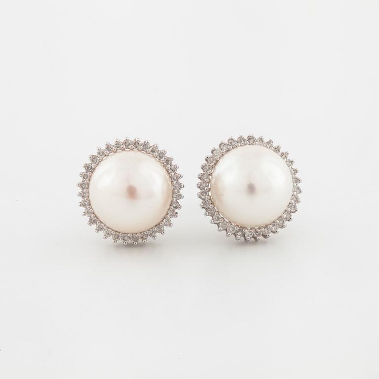 ÖRHÄNGEN, med halvpärlor samt briljantslipade diamanter.