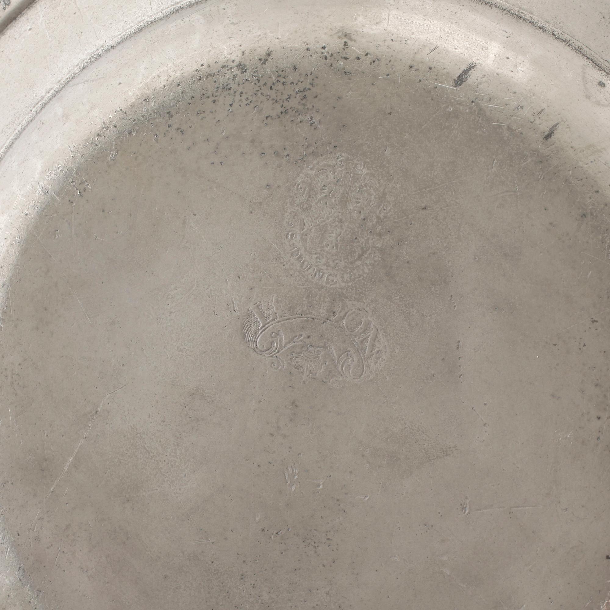 TALLRIKAR, 6 st, tenn, London och Örebro, 1700- och 1800-tal.