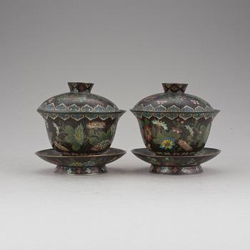 KOPPAR, ett par, cloisonné. Sen Qing dynasti, omkring 1900.