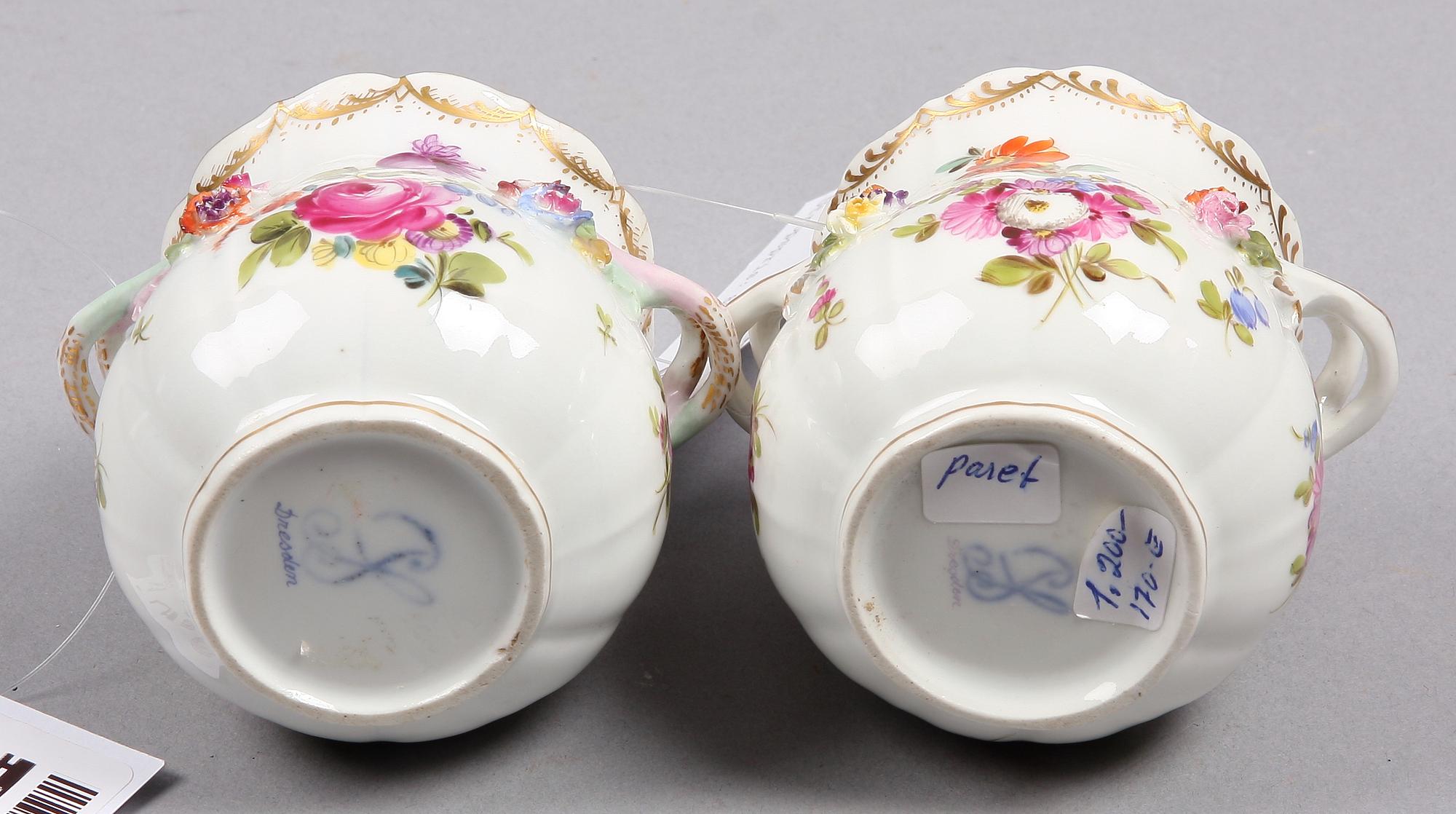 MINIATYRKRUKOR samt DÖRRHANDTAG, porslin, bl a Dresden, 1800/1900-tal.