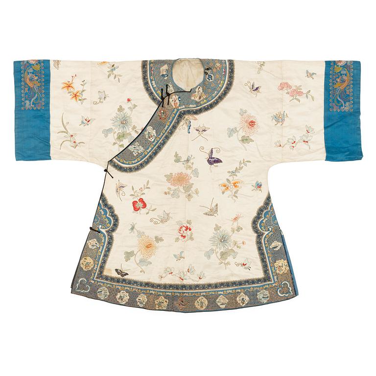 A Chinese embroidered silk robe, late Qing dynasty/early 20th century.