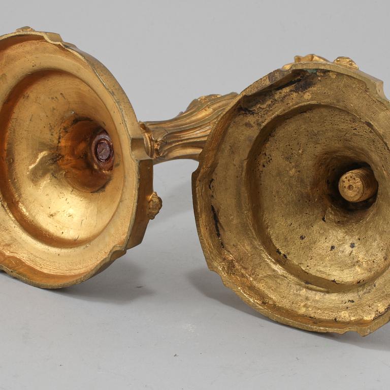 LJUSSTAKAR, 2 st snarlika, gulmetall, 1900-talets första del.