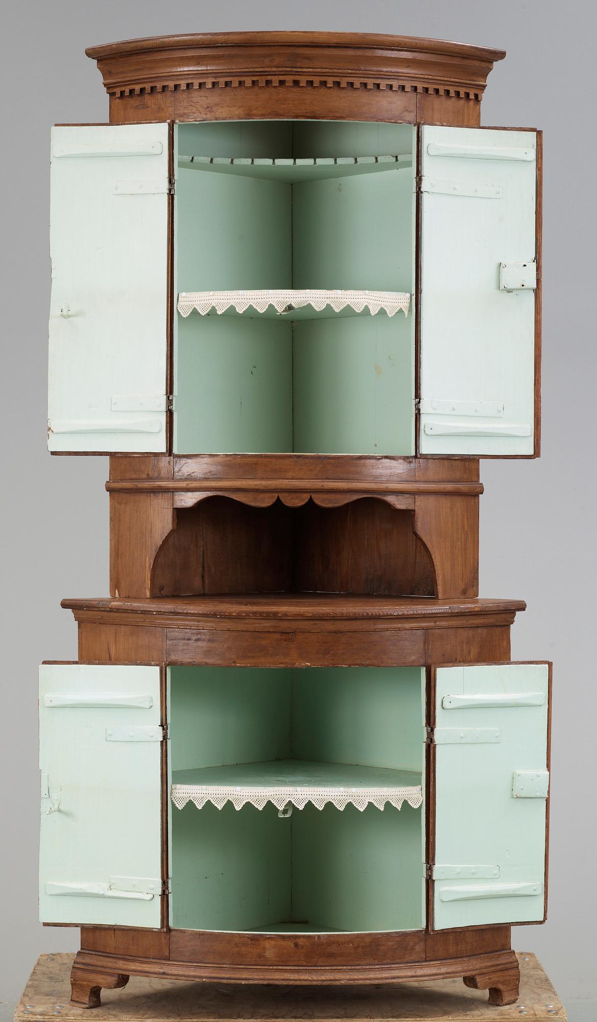 HÖRNSKÅP, Gustaviansk, 1700/1800-tal.