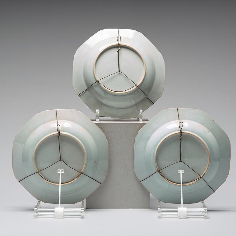 STEKFAT samt djupa TALLRIKAR, tre stycken, mandarinporslin. Qingdynastin, Qianlong (1736-95).