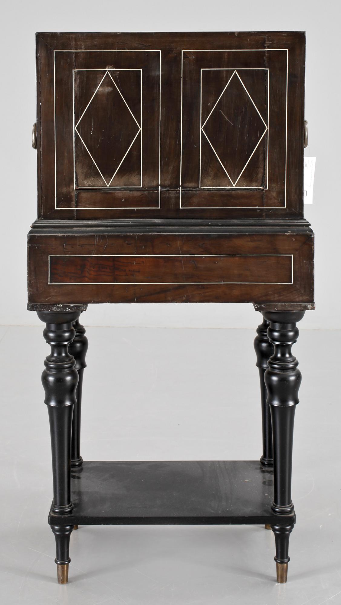 KABINETTSKÅP, troligen 1800-tal.