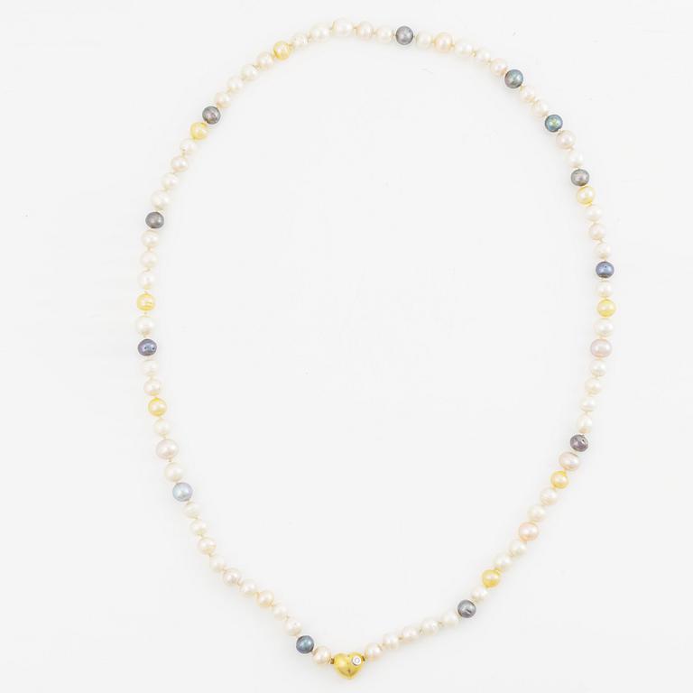 Ole Lynggaard clasp in 18K gold with a round brilliant-cut diamond and a necklace of cultured freshwater pearls.