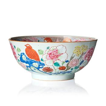 1141. A famille rose bowl, Qing dynasty, Qianlong (1736-95).