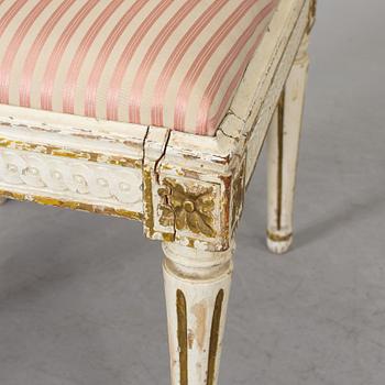 STOLAR, 2 st, en gustavianskt stockholmsarbete, den andra gustaviansk stil, 1700 respektive 1900-tal.