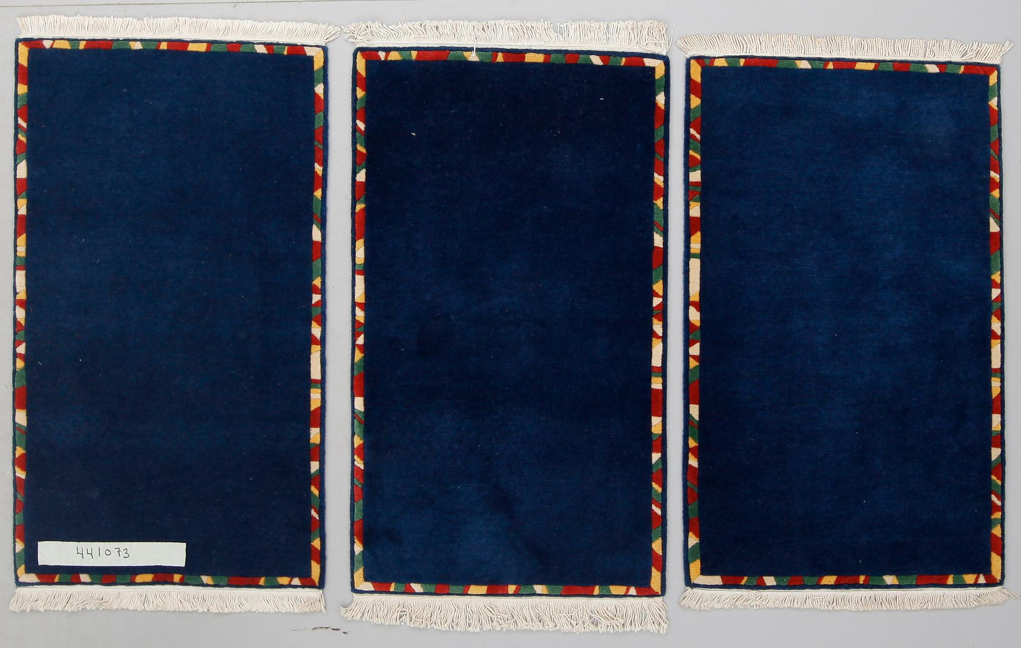 MATTOR, 3 st. ca 117 x 67 cm.