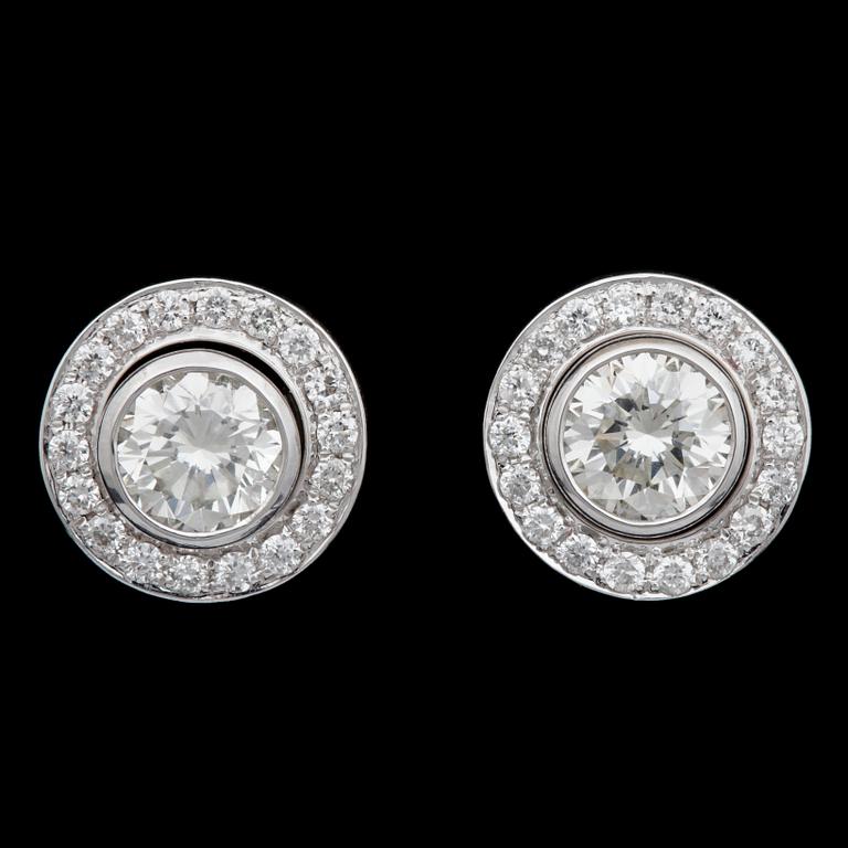 A pair of brilliant cut diamond earrstuds, tot. 1.28 cts (0.50 cts each + tot. 0.28 cts).