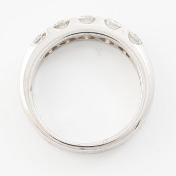 Half eternity ring in 14K white gold set with brilliant-cut diamonds.
