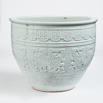 Praktytterfoder, blanc de chine. Qingdynastin, 1700-tal. Med märkning 滄亭清玩 'cang ting qing wan'.
