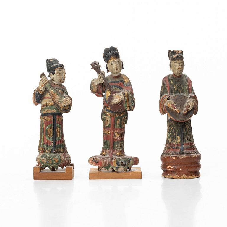 Figuriner, tre stycken, bemålat trä, sen Qingdynasti, 1800-tal.