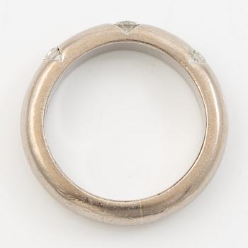Ring 18K white gold with three round brilliant-cut diamonds, Engelbert.