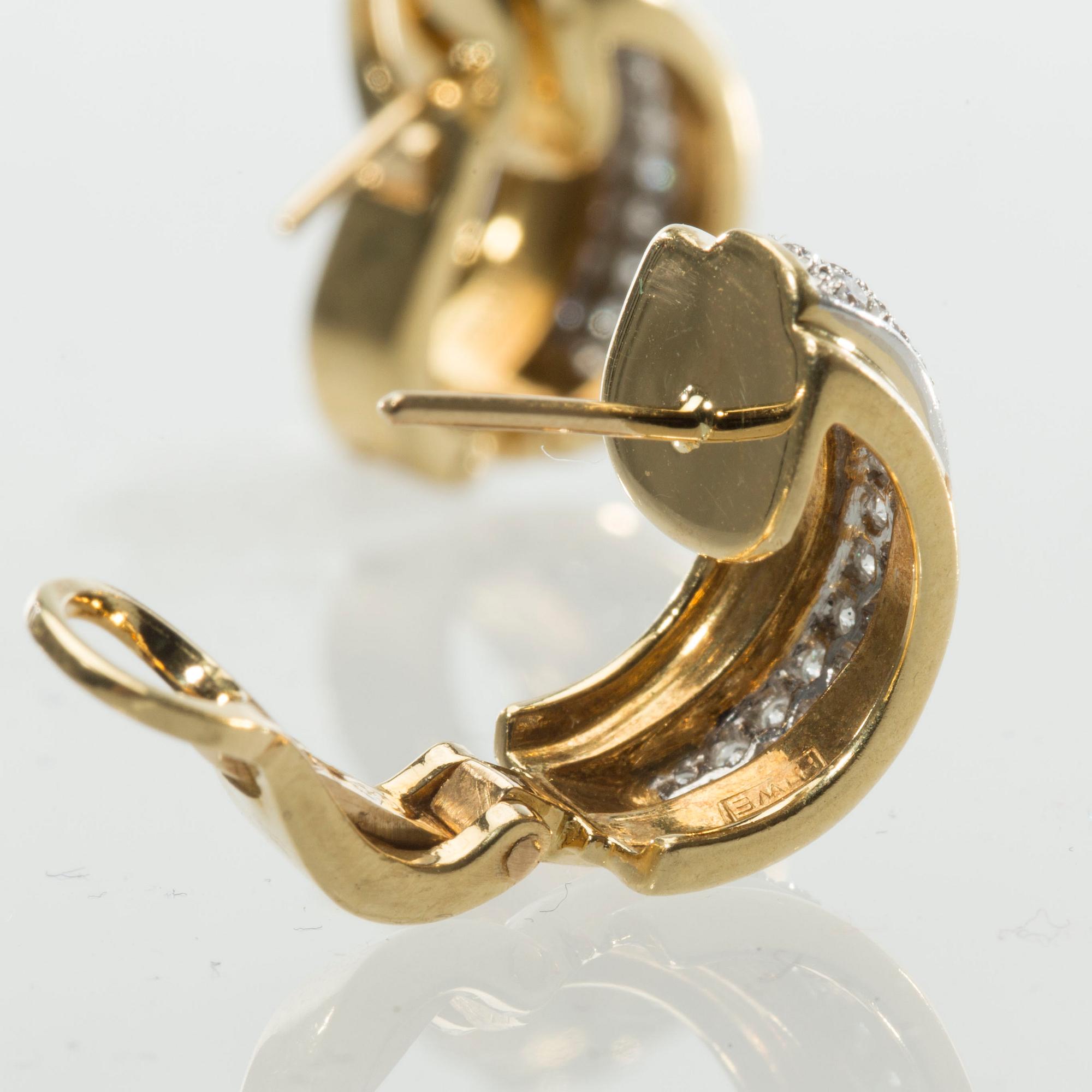 ÖRHÄNGEN, 18 k guld samt vitguld med diamanter ca 0.50 ct. Caroli Juvel, Malmö. Vikt ca 11 g.