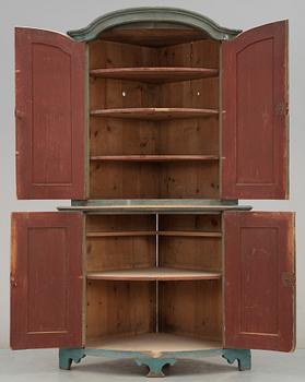 HÖRNSKÅP, allmoge, trol Hälsingland, 1800-talets första hälft.