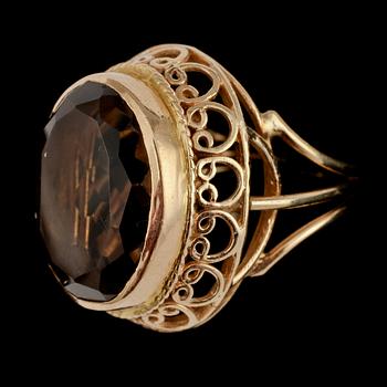 RING, 14k guld med fasettslipad röktopas, 1900-talets andra hälft. Vikt 12 g.