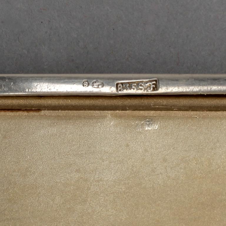 CIGGARETTETUIER samt MYNT, silver, 22 delar, bland annat GAB, Stockholm, 1938, total vikt ca 560g.