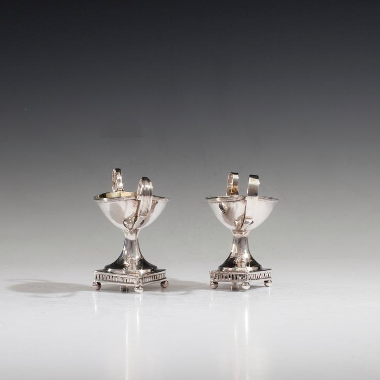 A PAIR OF SALT CELLARS AND SPOONS.