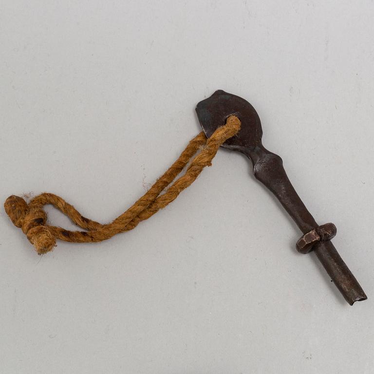 TVÅ HANDFÄNGSEL samt RESEUR, 1700/1800-tal.