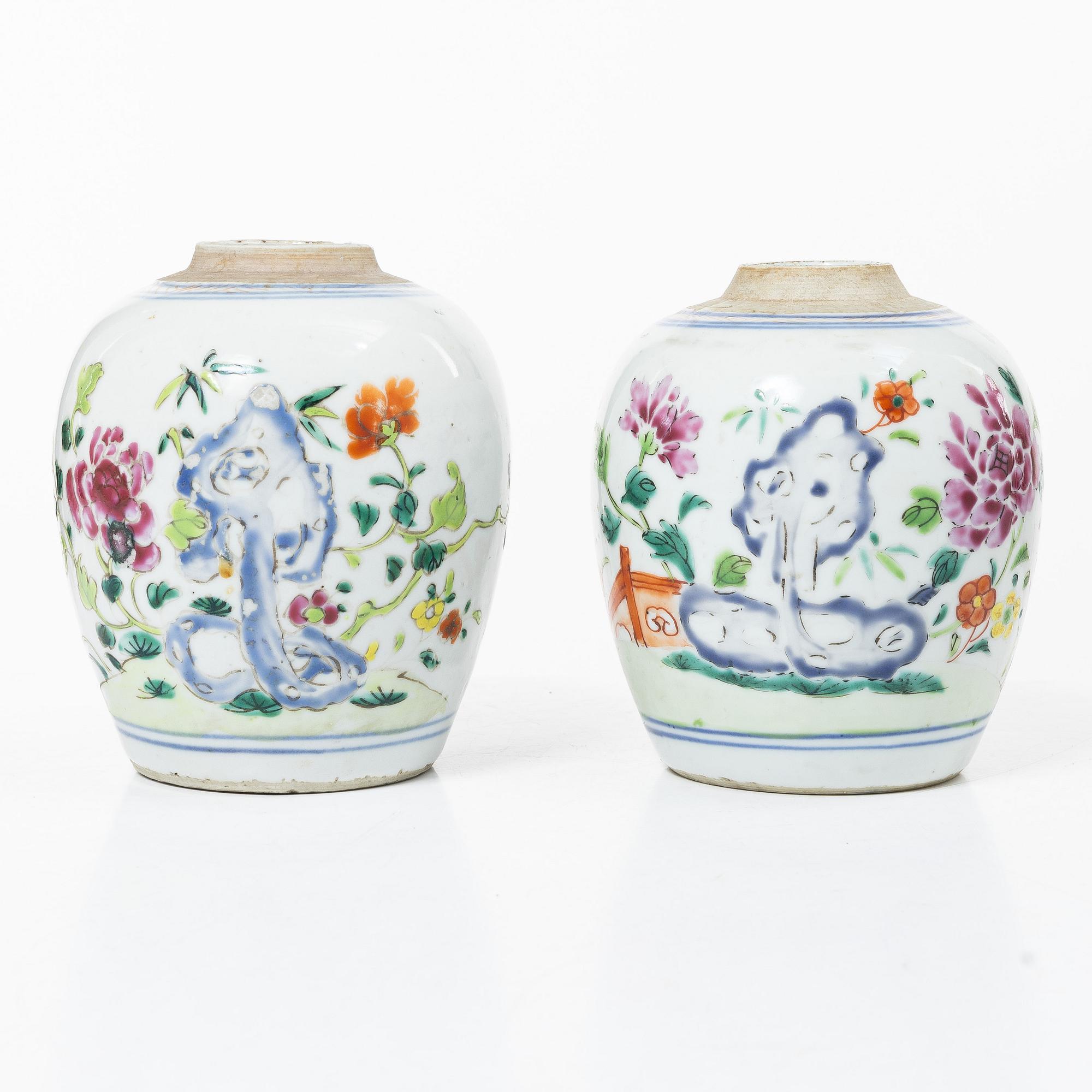 Bojaner/tedosor, två stycken, porslin. Qingdynastin, Qianlong (1736-95).