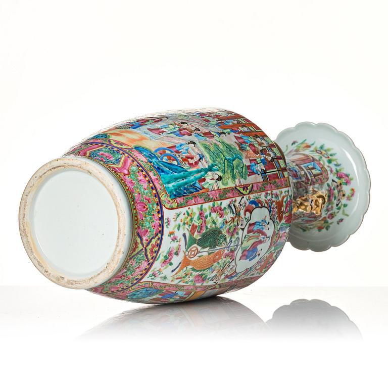 A large Canton famille rose vase, Qing dynasty, 19th Century.