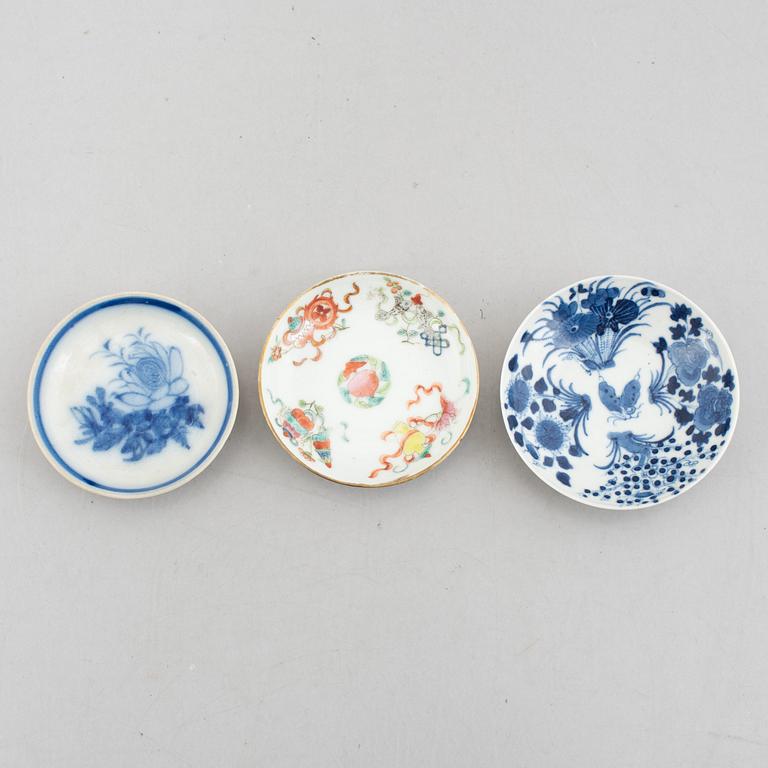 Eleven pieces of Chinese porcelain, 17th to 19th century.