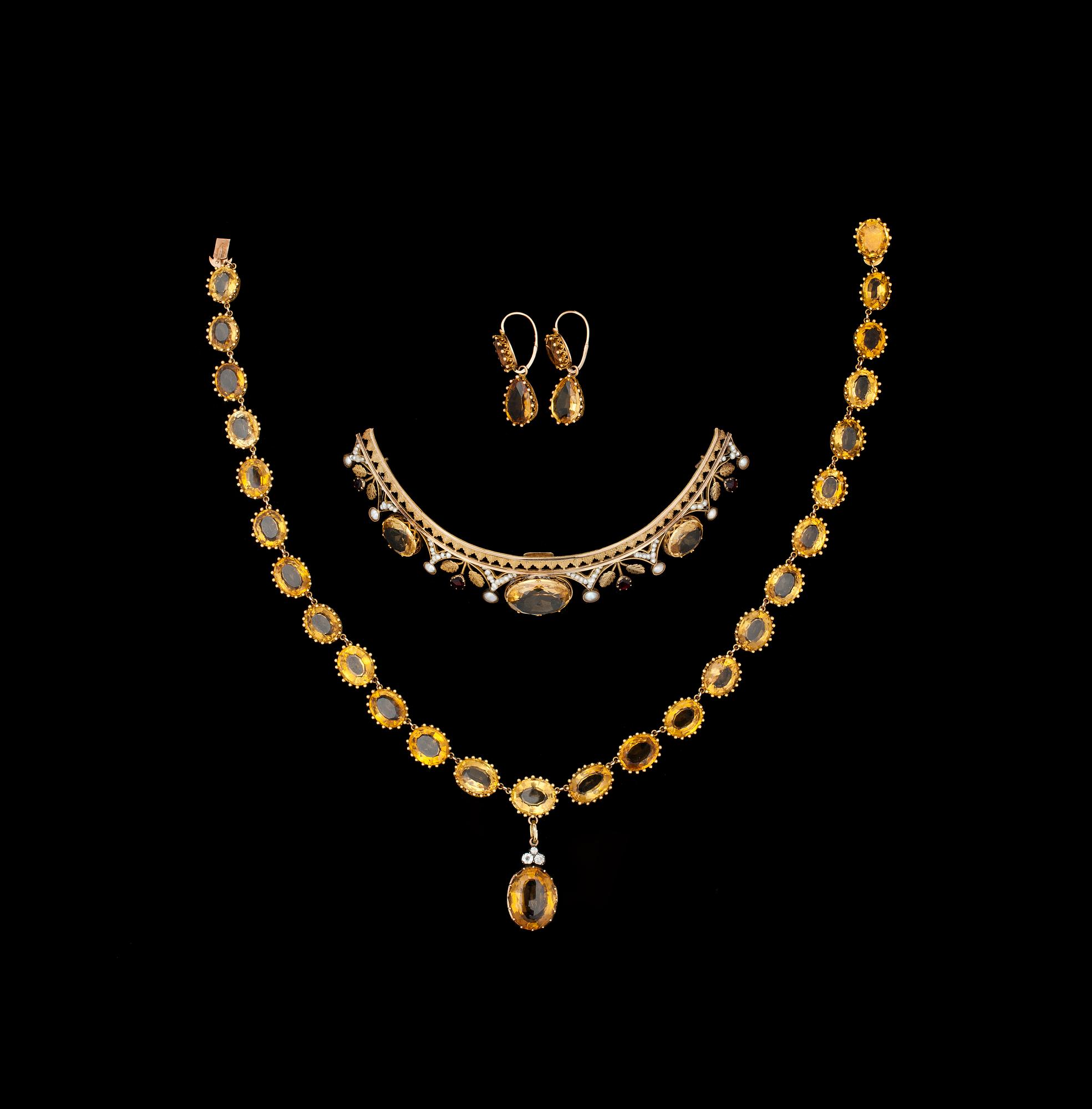 GARNITYR, 3 delar, diadem, collier samt örhängen, guld med citriner samt gammalslipade diamanter. 1800-tal.