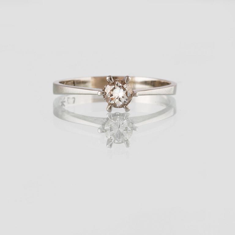 RING, 18K vitguld med briljantslipad diamant, 0.30 ct, importstämplad. Vikt 1,8 gram.