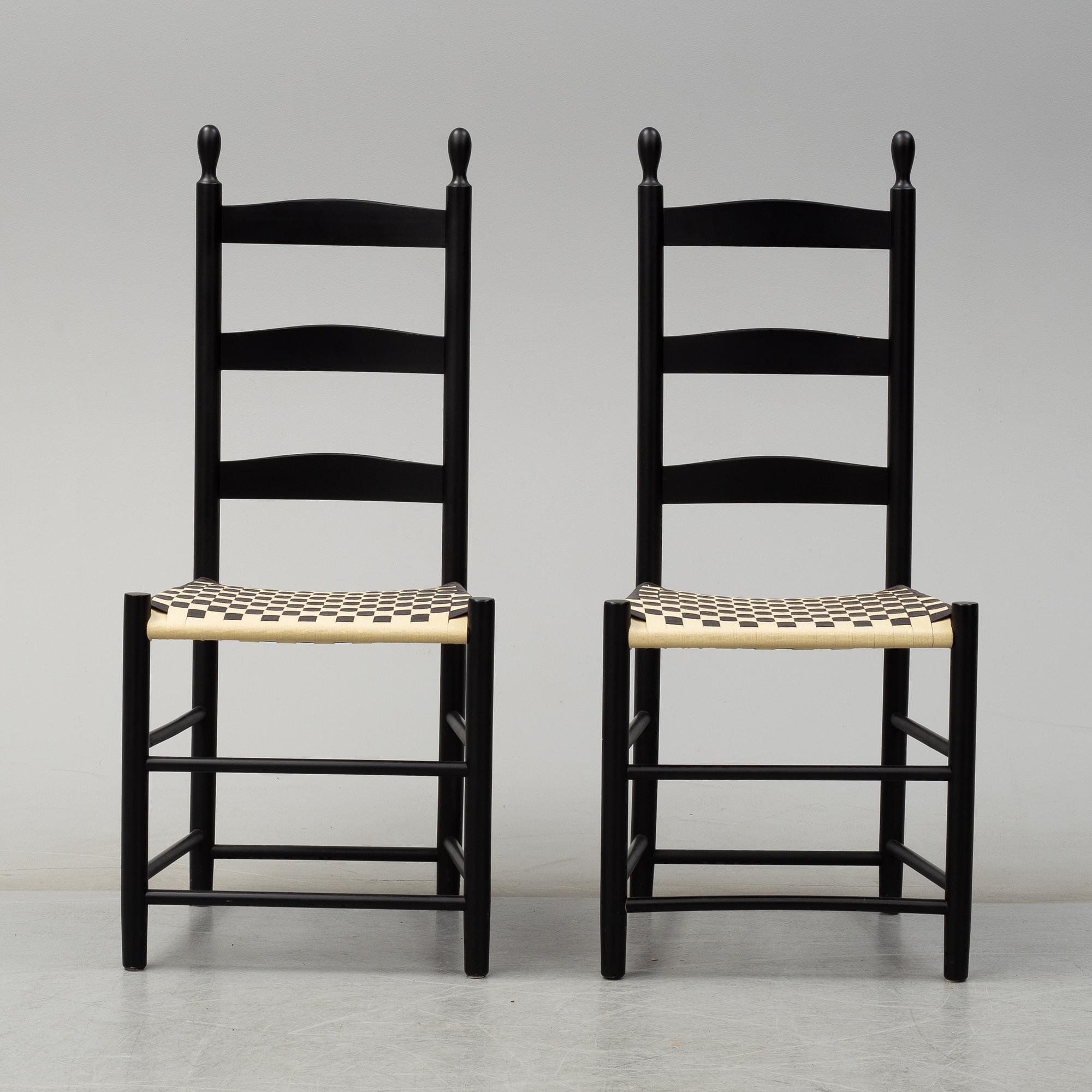 A Shaker style sofa and a pair of chairs, later part of the 20th century.