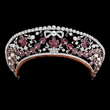 DIADEM/DIAMANTRIVIÈRE, antikslipade diamanter, tot. ca 40 ct, granater och orientaliska pärlor. Dragsted, Köpenhamn,1930.