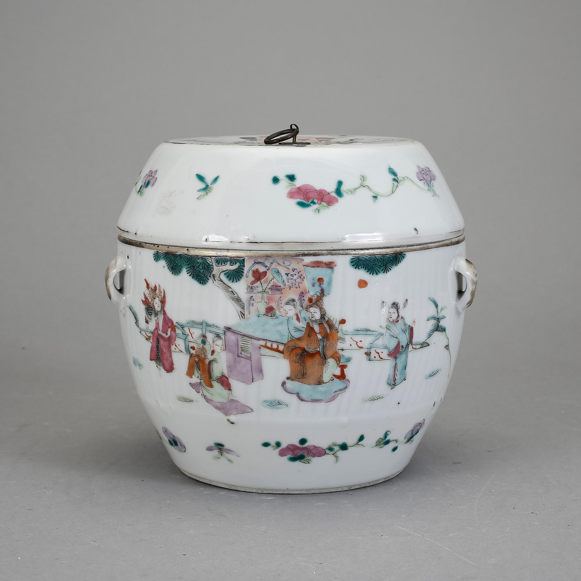 KAROTT MED LOCK, porslin, Kina omkring 1900.