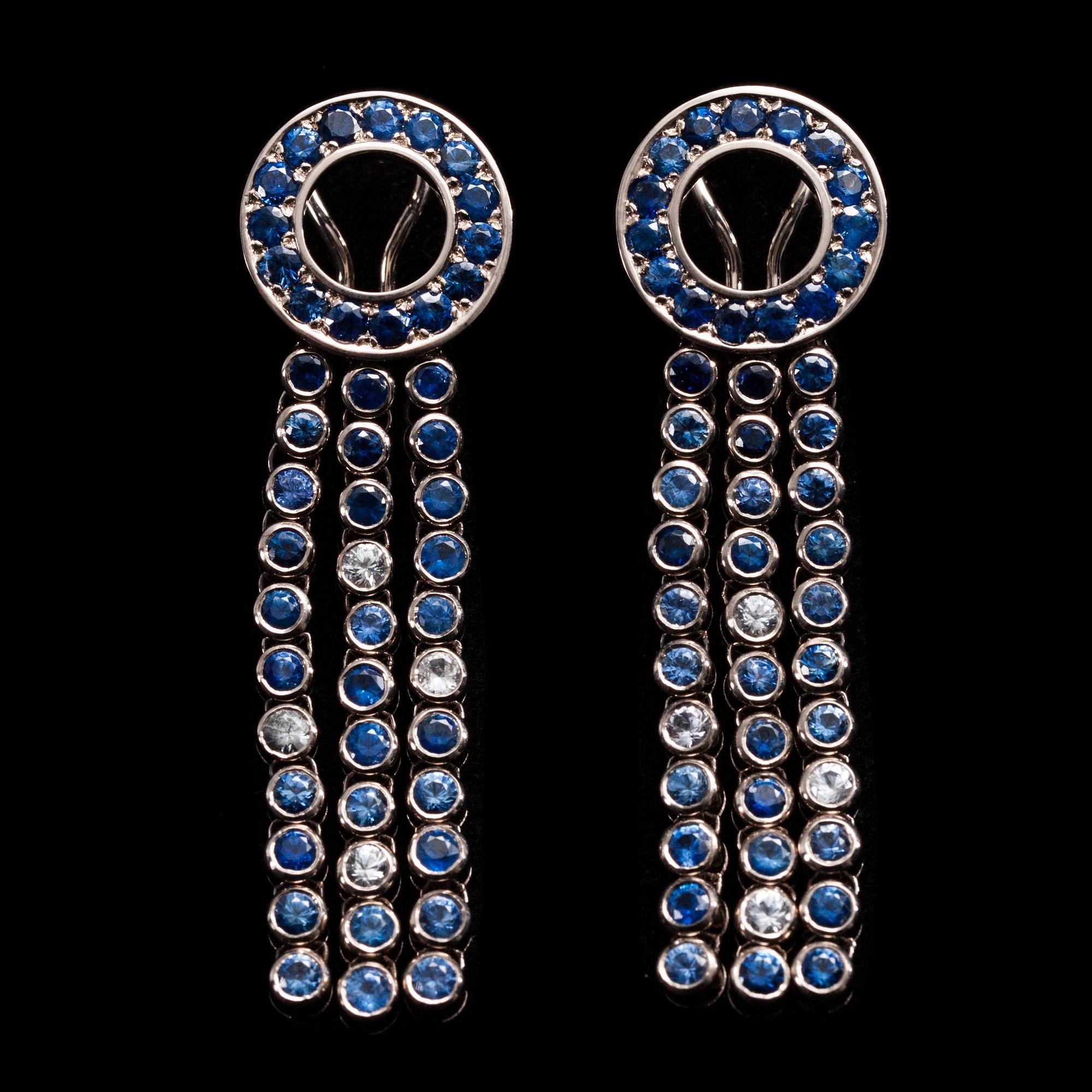 GARNITYR, 18K vitguld, diamanter ca 0,18 ct, safirer 28,45 ct. K. Saarikorpi 2010. Guldvikt 101 g.