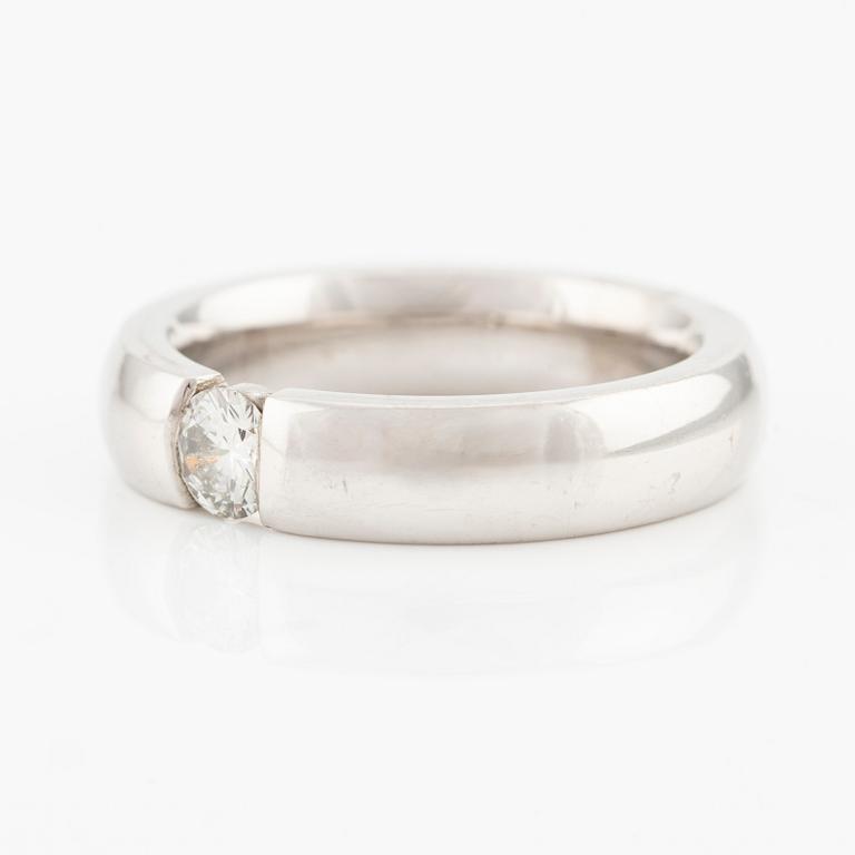 Ring in 18K white gold with a round brilliant-cut diamond.