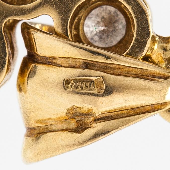 An 18K gold cross with diamonds ca. 0.42 ct in total.