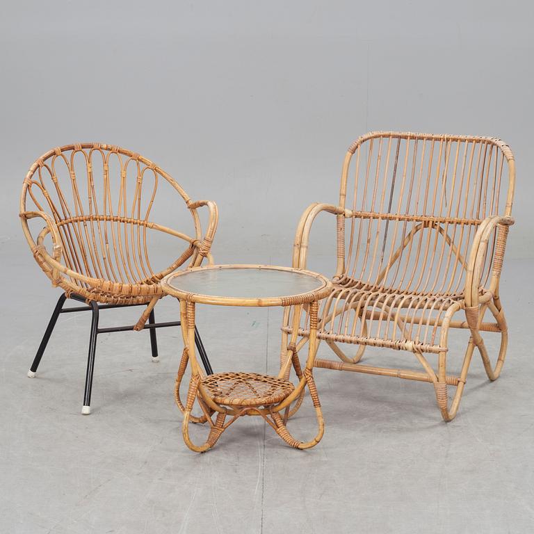 FÅTÖLJER, 2 st olika samt BORD, 1900-talets mitt.