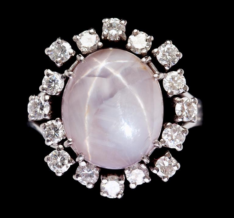 RING, lila-rosa stjärnsafir med briljantslipade diamanter, tot. ca 1.30 ct.