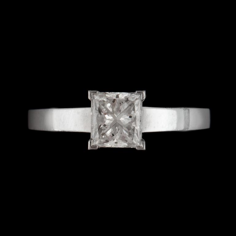 RING, Cartier, med prinsesslipad diamant 1.07 ct. Kvalitet H/VVS1 enligt bifogat certifikat. No. 91242A.