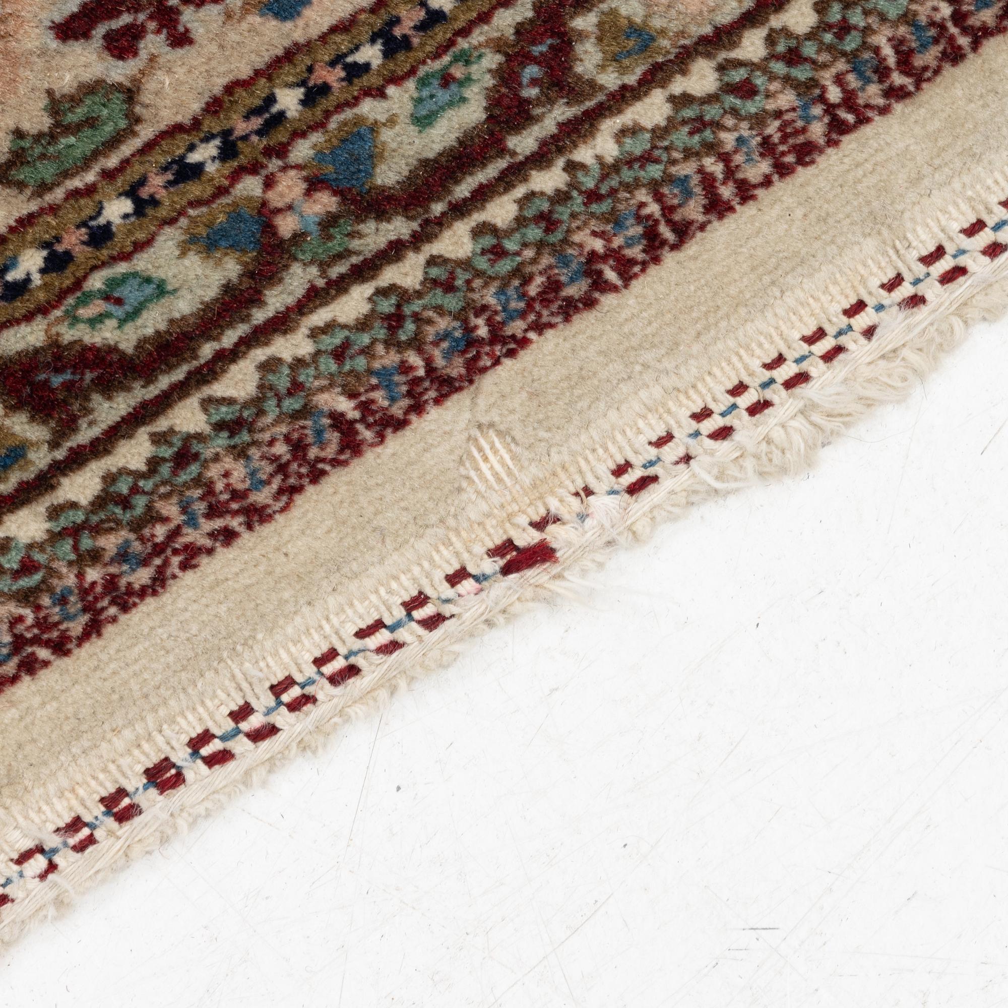 An orientalrug, a. 164 x 117 cm.