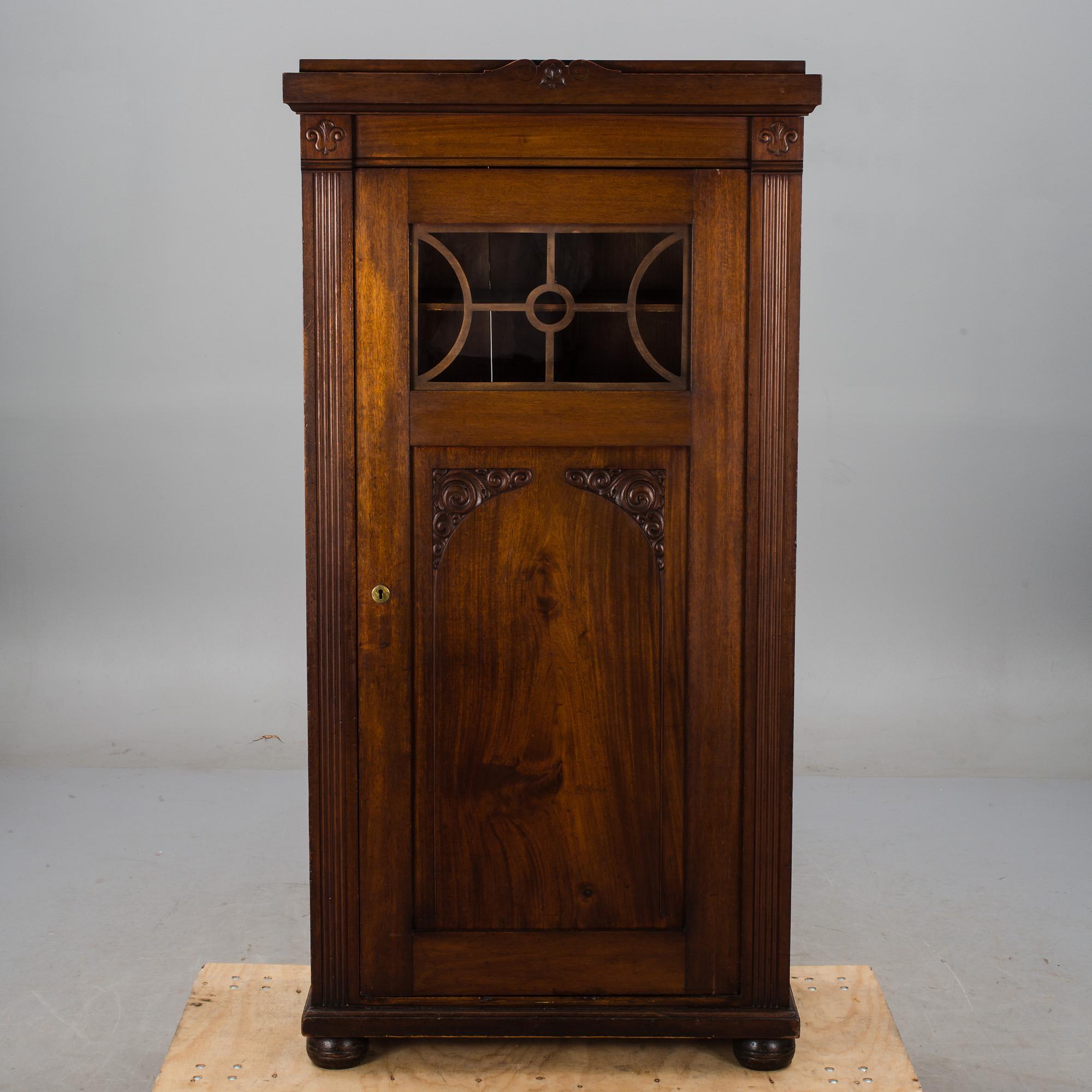 SKÅP, mörkbetsat. 1900-talets mitt.